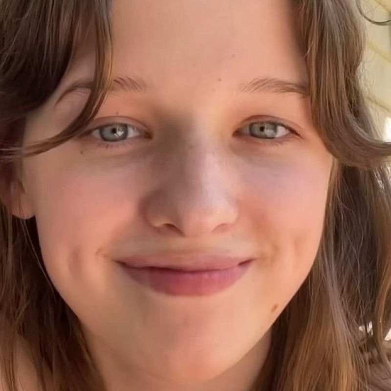 Filha de Milla Jovovich encanta japoneses com vídeo falando excelente japonês