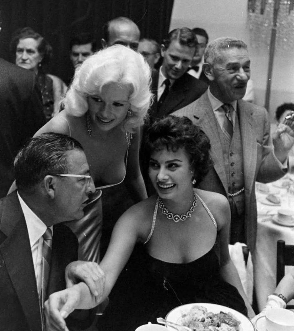 A história por trás da infame foto de Sophia Loren e Jayne Mansfield