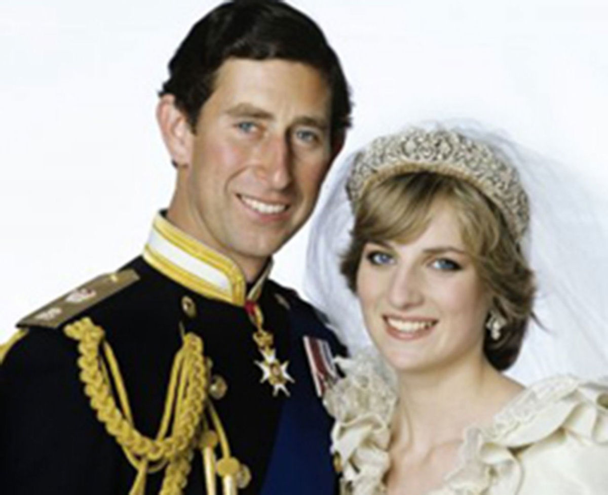 H algo bem estranho nas fotos de Charles e Diana que at agora no tnhamos prestado ateno 03