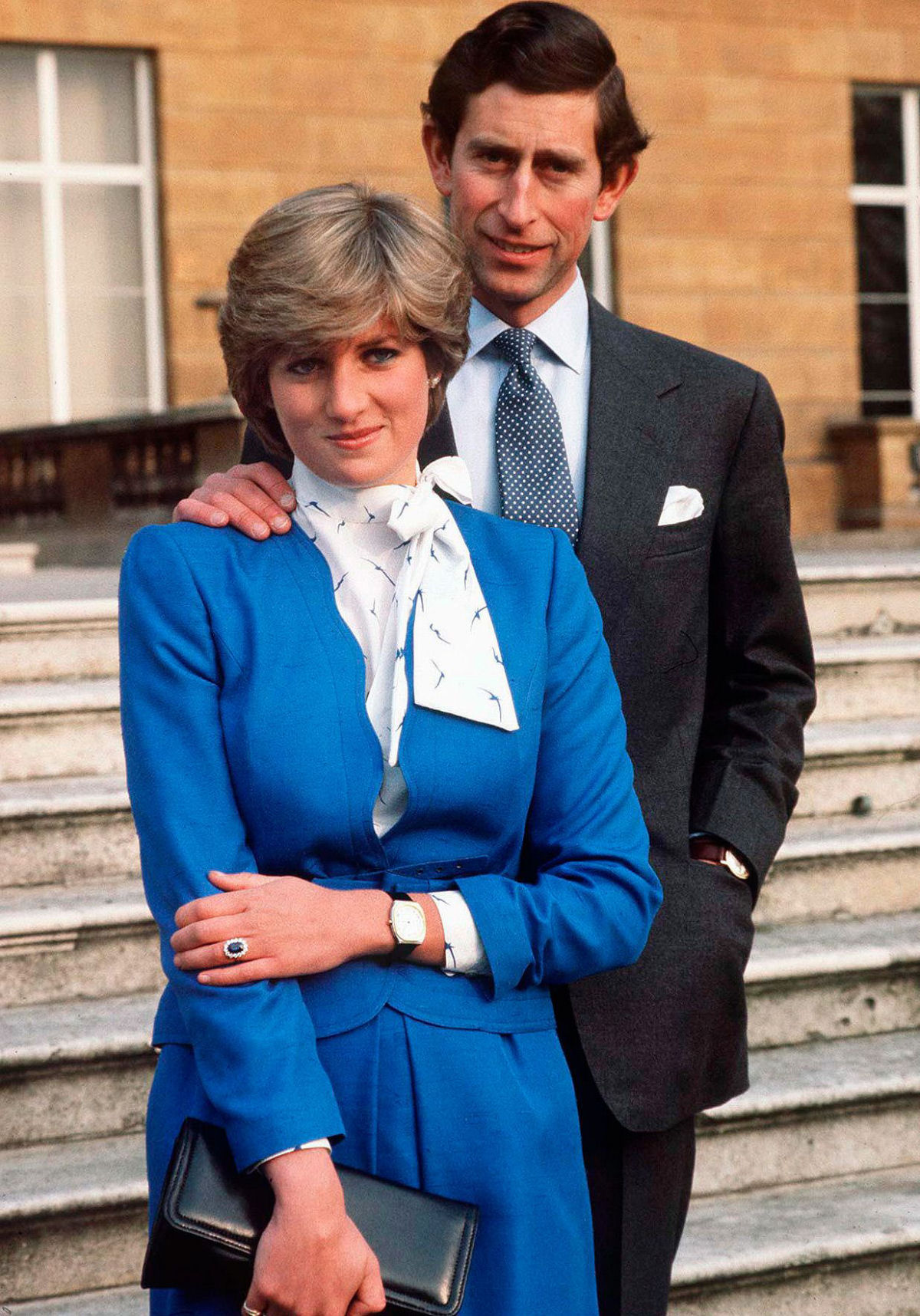H algo bem estranho nas fotos de Charles e Diana que at agora no tnhamos prestado ateno 04