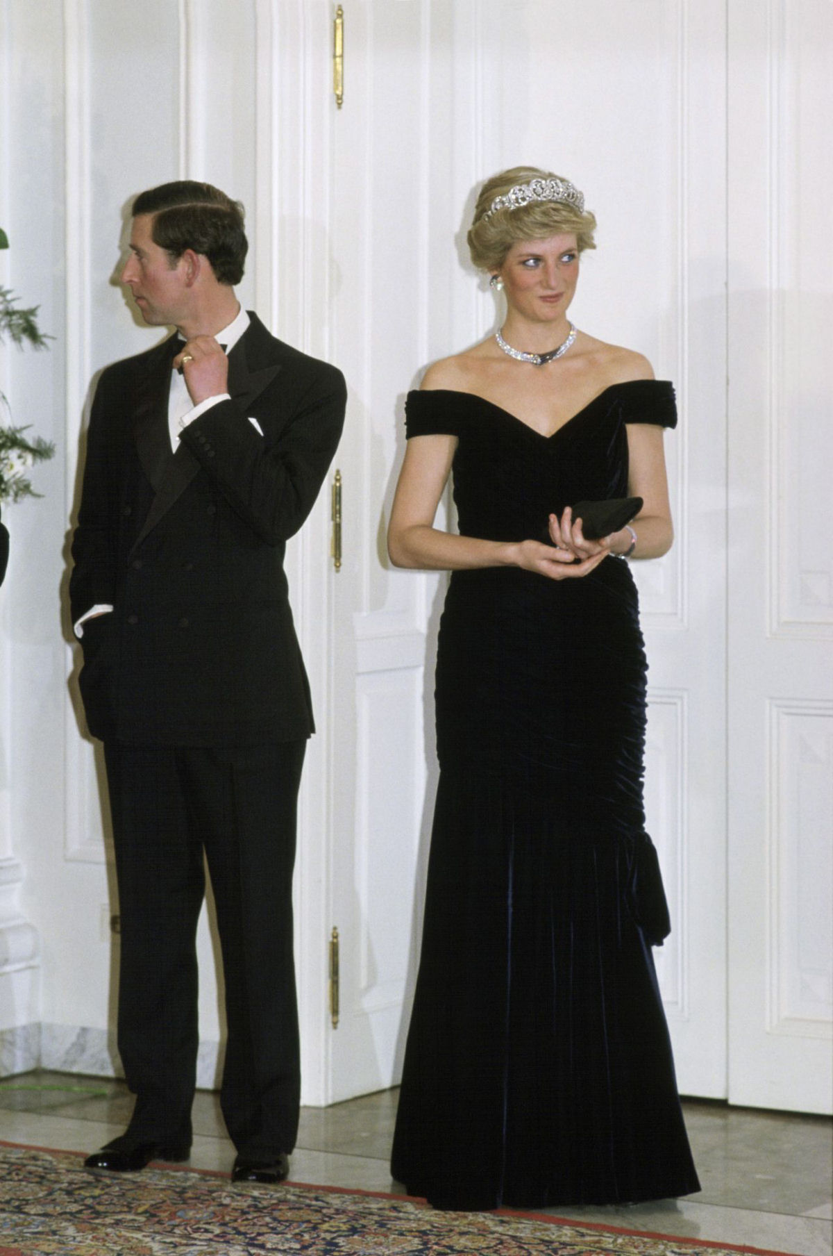 H algo bem estranho nas fotos de Charles e Diana que at agora no tnhamos prestado ateno 14