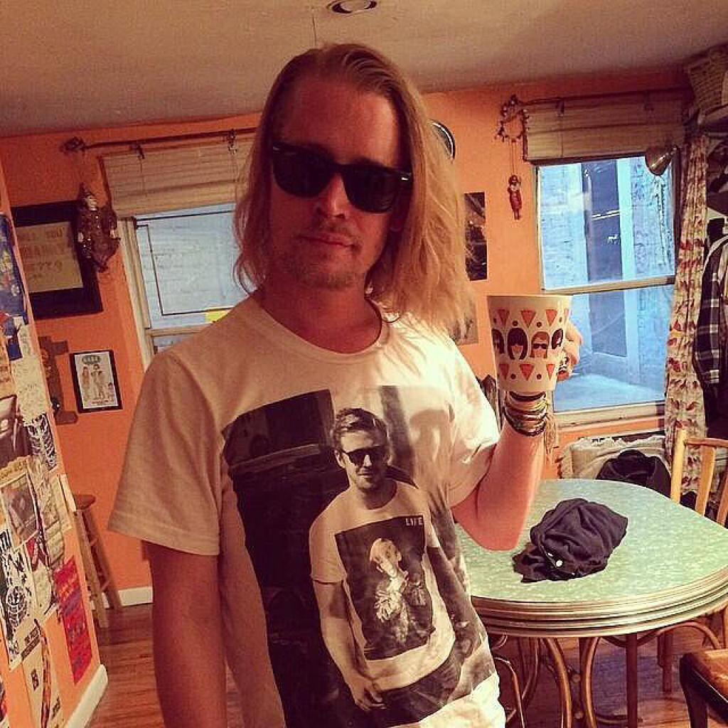 Ryan Gosling usando uma camiseta de Macaulay Culkin usando uma camiseta de Gosling usando uma camiseta de Macaulay... 02