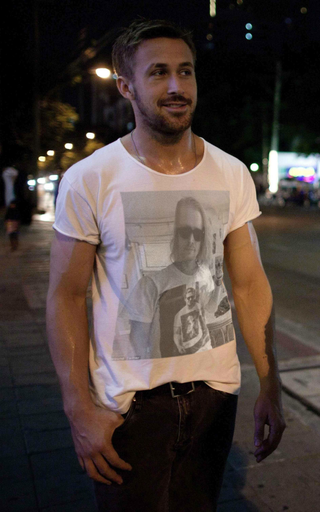 Ryan Gosling usando uma camiseta de Macaulay Culkin usando uma camiseta de Gosling usando uma camiseta de Macaulay... 03