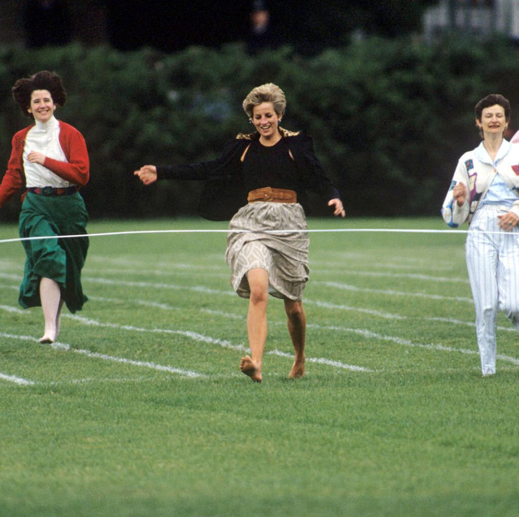 O dia que a Princesa Diana correu descalça de saia em 1991 em um evento esportivo na escola dos filhos 01