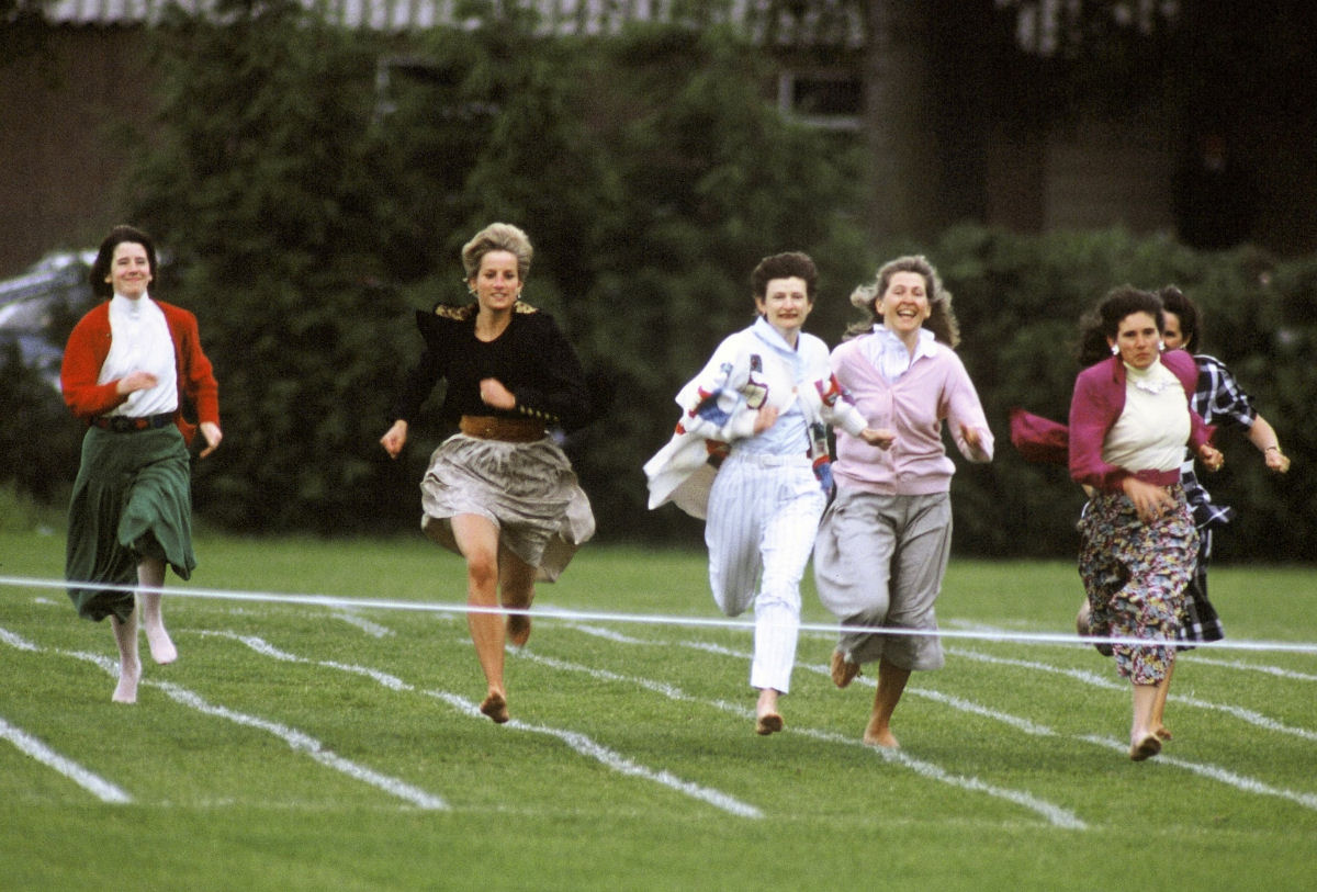 O dia que a Princesa Diana correu descalça de saia em 1991 em um evento esportivo na escola dos filhos 03