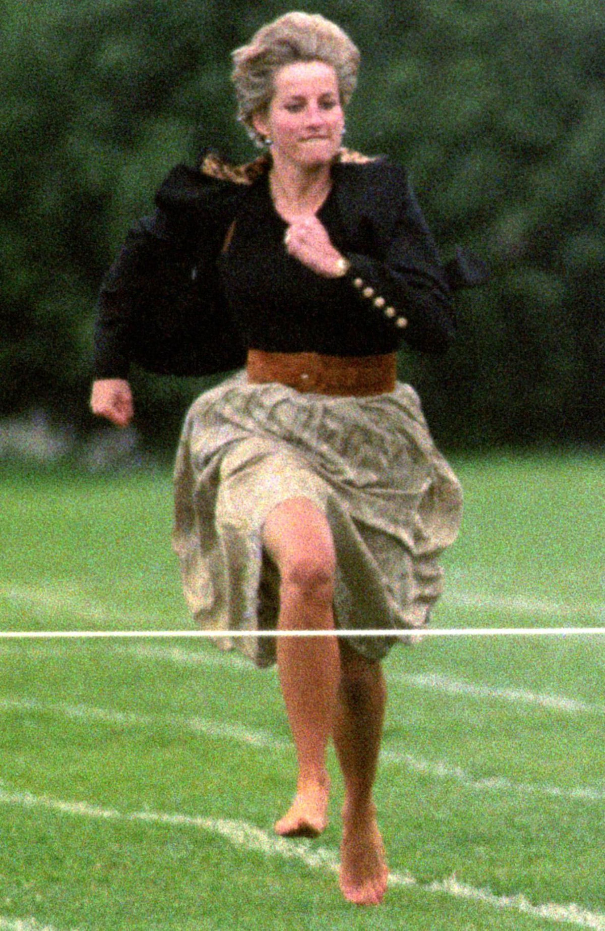 O dia que a Princesa Diana correu descalça de saia em 1991 em um evento esportivo na escola dos filhos 04