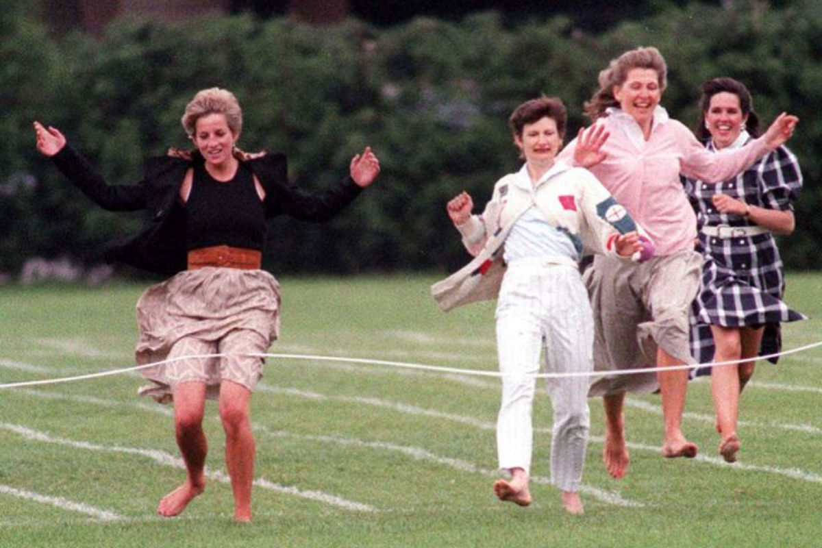 O dia que a Princesa Diana correu descalça de saia em 1991 em um evento esportivo na escola dos filhos 05