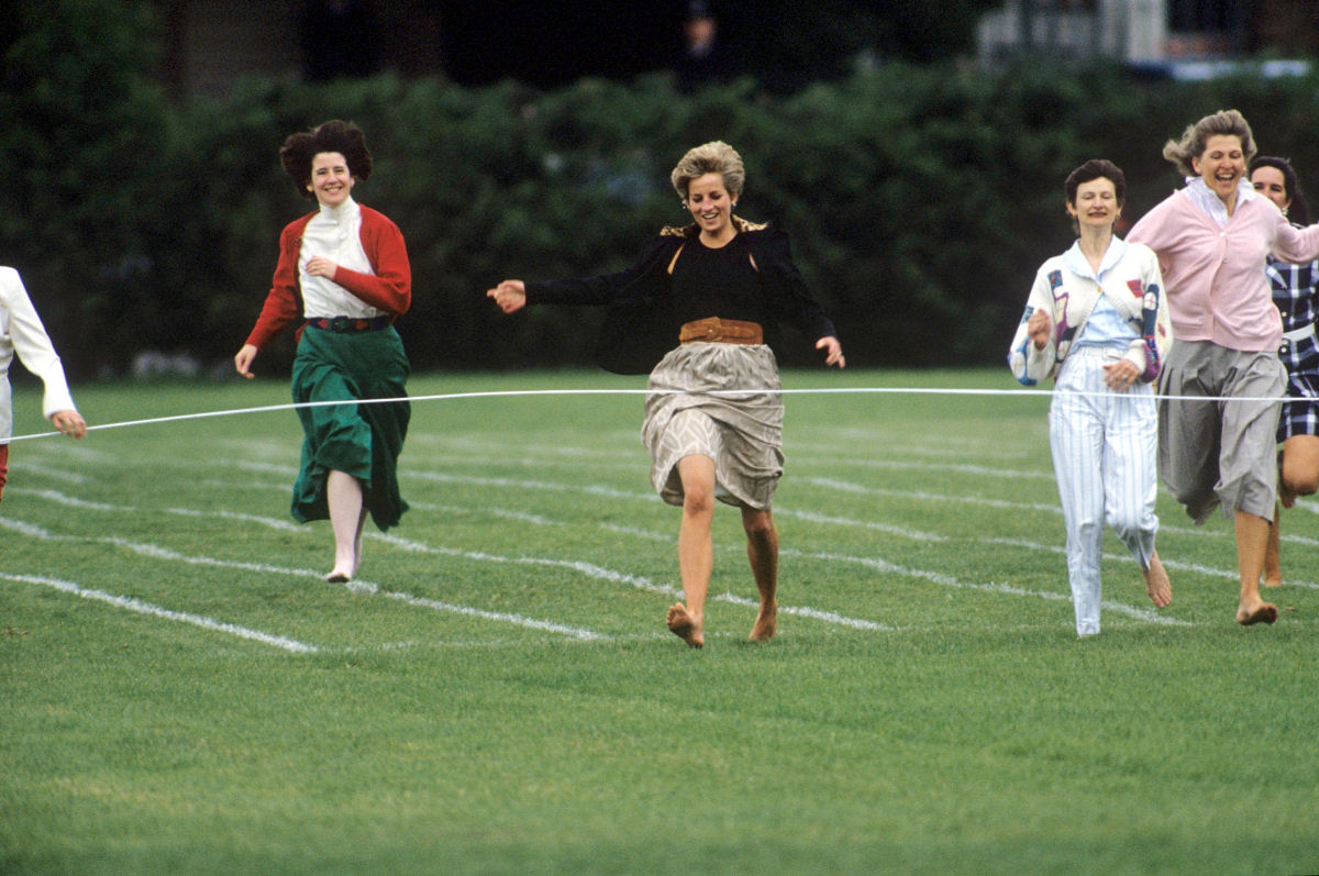 O dia que a Princesa Diana correu descalça de saia em 1991 em um evento esportivo na escola dos filhos 06