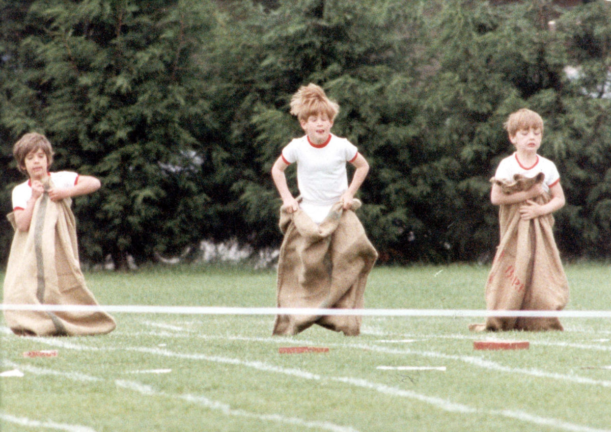 O dia que a Princesa Diana correu descalça de saia em 1991 em um evento esportivo na escola dos filhos 07