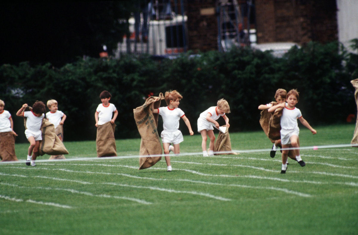 O dia que a Princesa Diana correu descalça de saia em 1991 em um evento esportivo na escola dos filhos 08