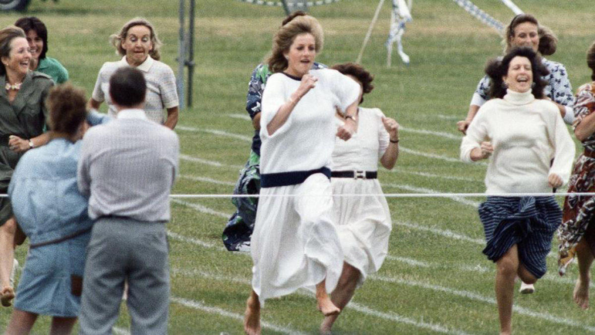 O dia que a Princesa Diana correu descalça de saia em 1991 em um evento esportivo na escola dos filhos 11