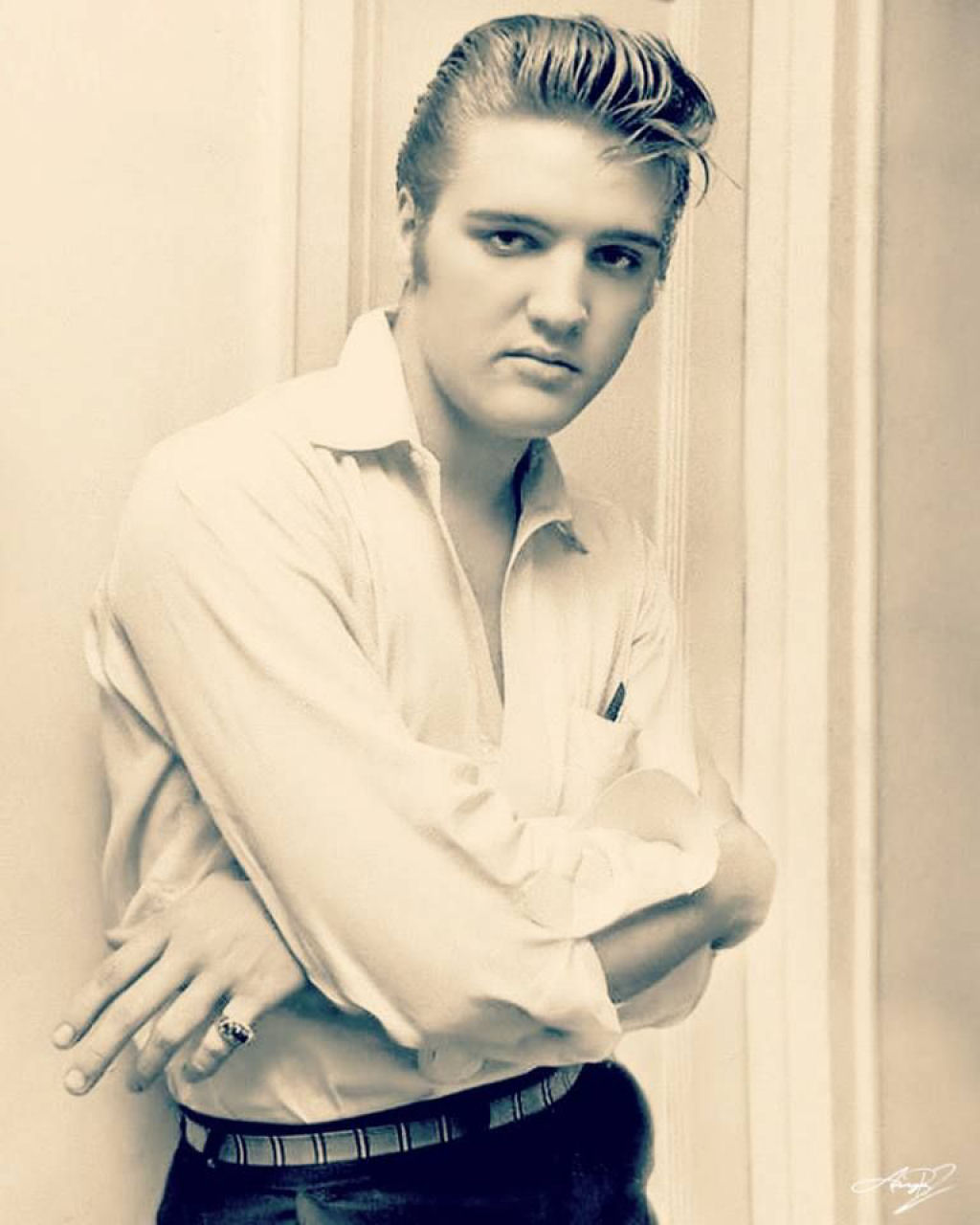 Fotos antigas de Elvis Presley mostram que ele era realmente loiro 09