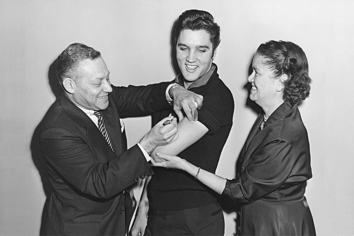 Elvis tomou a vacina contra a pólio na TV, persuadindo milhões a serem vacinados