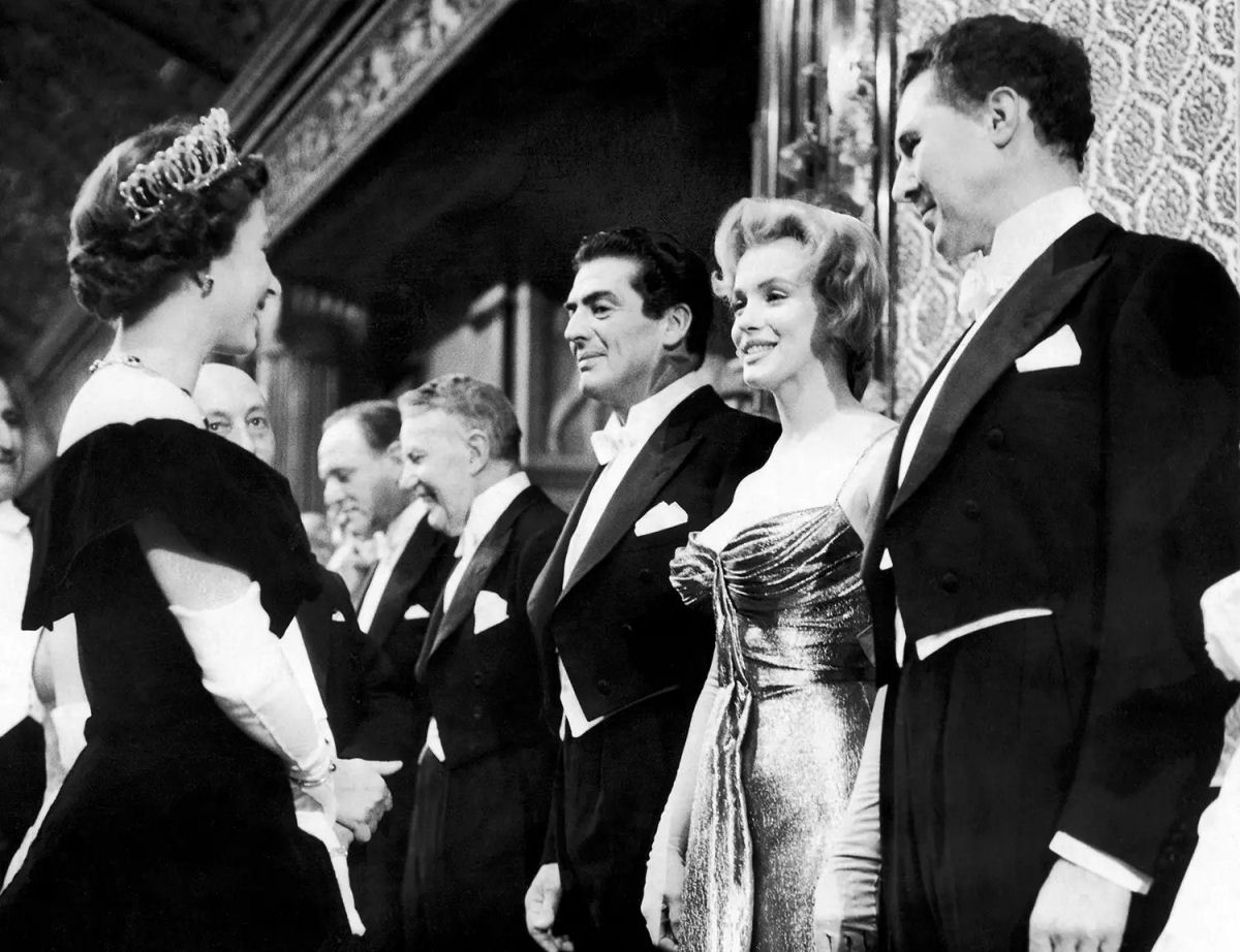 A Rainha Elizabeth II e Marilyn Monroe tinham a mesma idade quando se conheceram em Londres em 1956