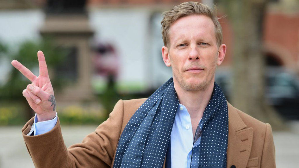Para não tomar a vacina, ator britânico jura que é 'trans vegano'