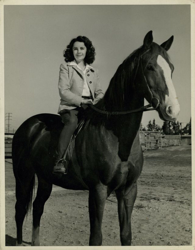 Belas fotos da adolescente Elizabeth Taylor durante as filmagens de 'A Mocidade  Assim Mesmo' de 1944 10