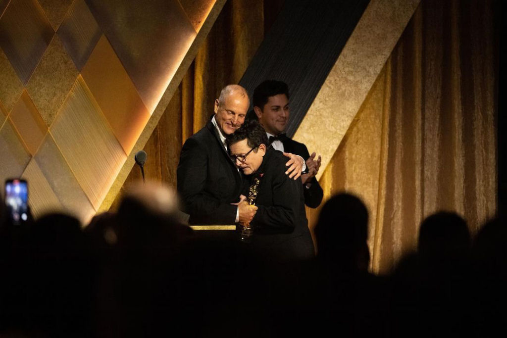 Michael J. Fox recebe Oscar honorrio por ativismo na luta contra a doena de Parkinson