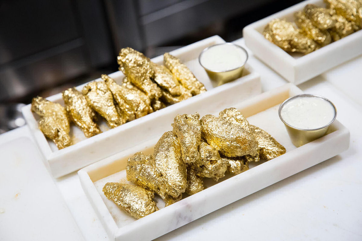 Restaurante nova-iorquino est servindo asinhas  de frango banhadas a ouro