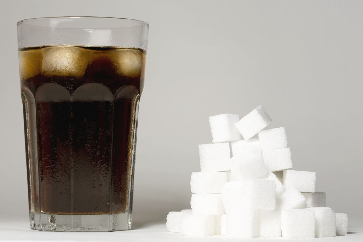 Professor de ciências mostra quanto açúcar há em um refrigerante