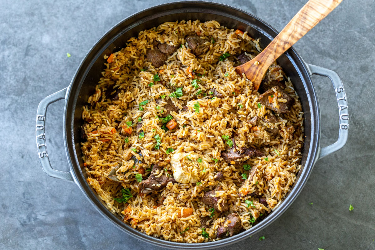 Restaurante uzbequistanês serve 350 quilogramas de pilaf de arroz todos os dias