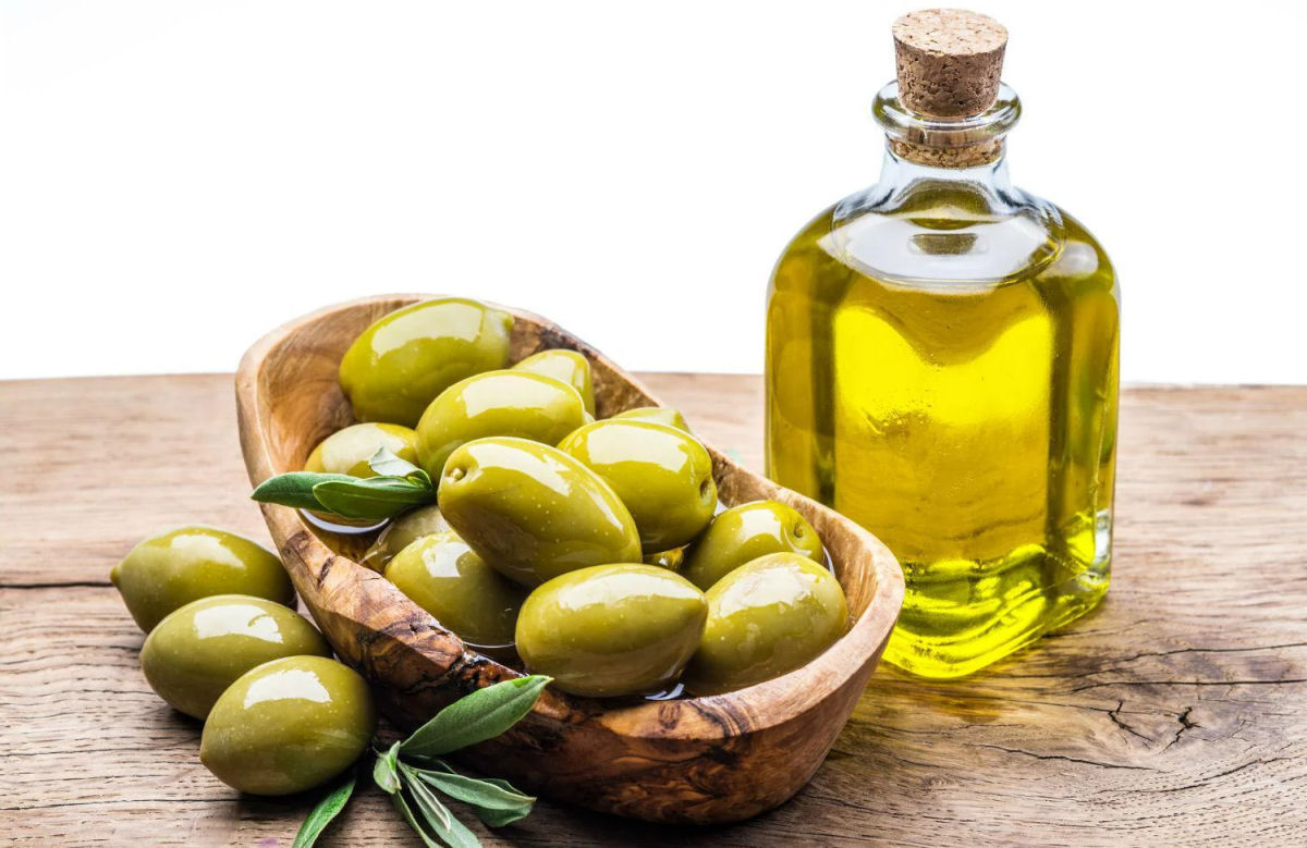 Benefícios do azeite de oliva para a saúde e por que você deve adicioná-lo à sua dieta