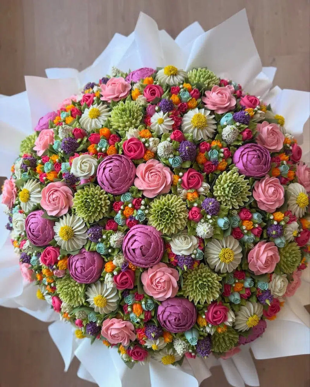 Confeiteira cria buquês de flores comestíveis feitos inteiramente de cupcakes de creme de manteiga