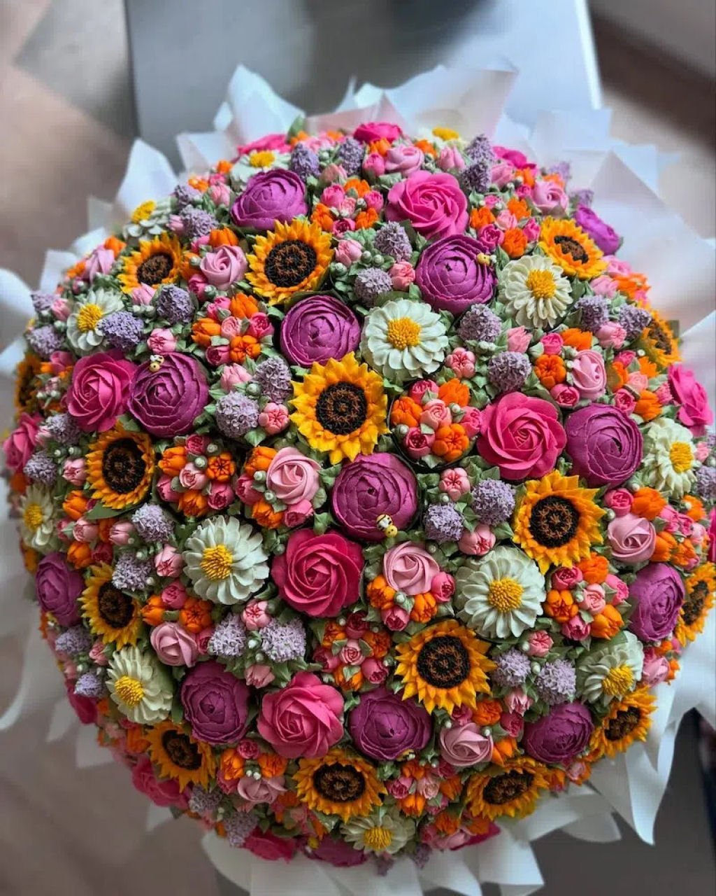 Confeiteira cria buquês de flores comestíveis feitos inteiramente de cupcakes de creme de manteiga