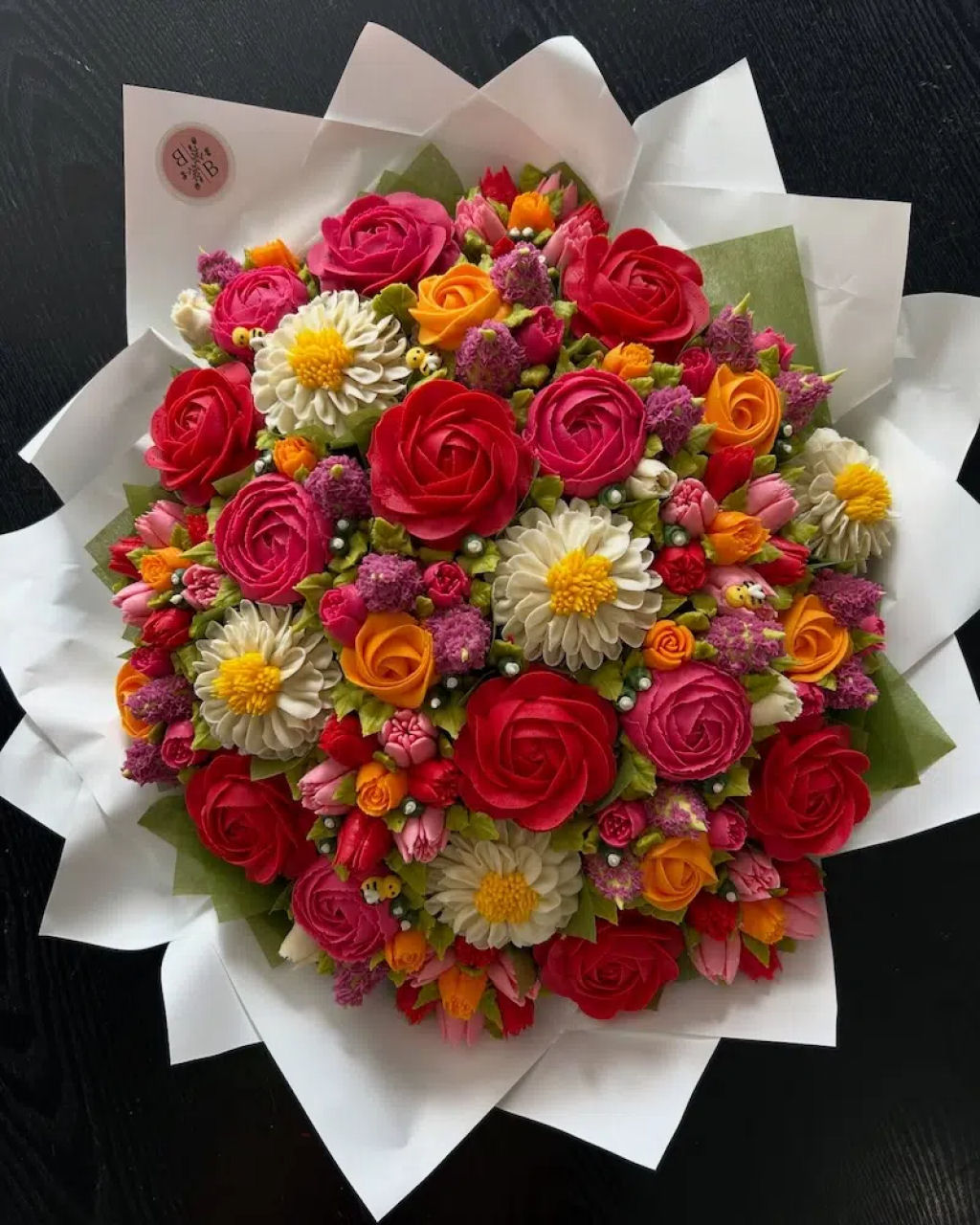 Confeiteira cria buquês de flores comestíveis feitos inteiramente de cupcakes de creme de manteiga