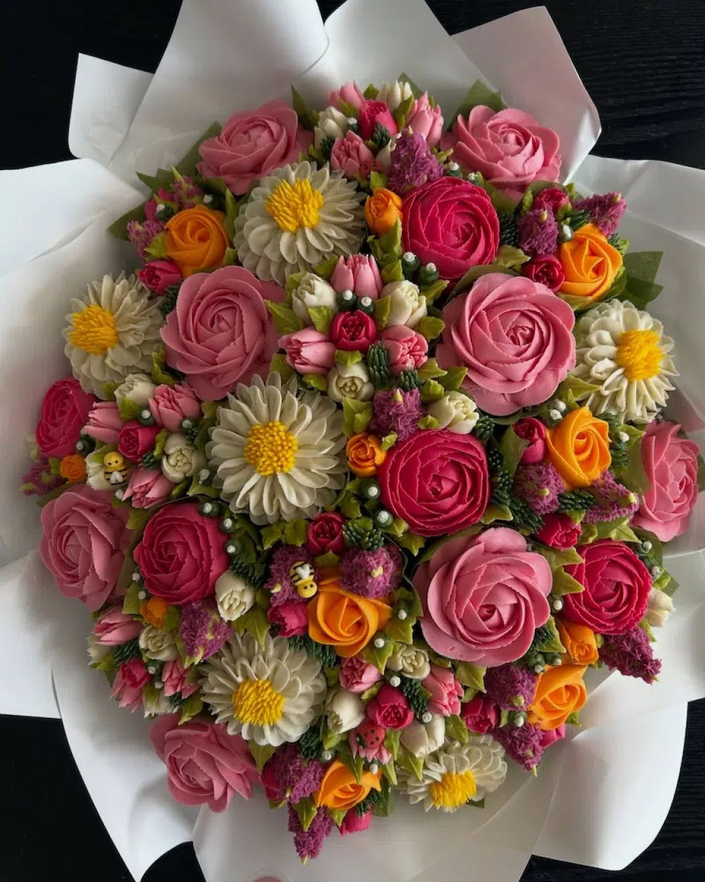 Confeiteira cria buquês de flores comestíveis feitos inteiramente de cupcakes de creme de manteiga