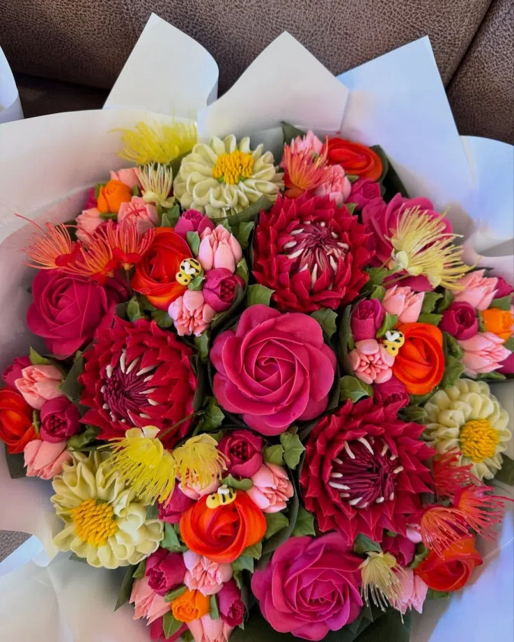 Confeiteira cria buquês de flores comestíveis feitos inteiramente de cupcakes de creme de manteiga