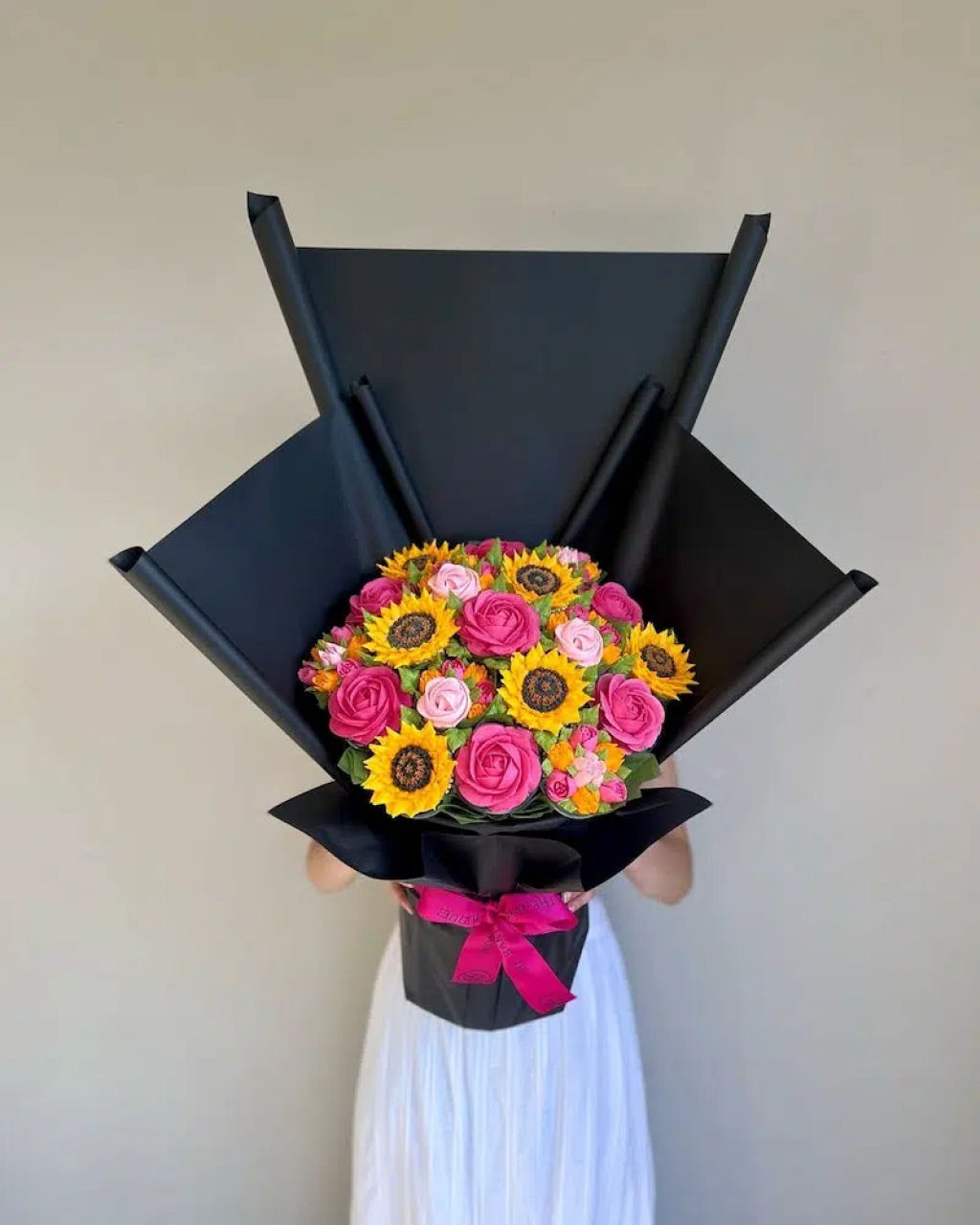 Confeiteira cria buquês de flores comestíveis feitos inteiramente de cupcakes de creme de manteiga