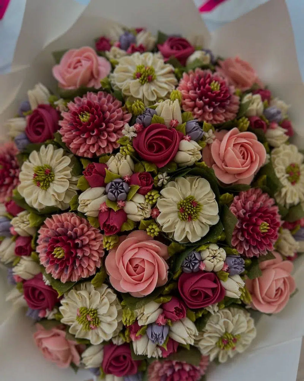 Confeiteira cria buquês de flores comestíveis feitos inteiramente de cupcakes de creme de manteiga