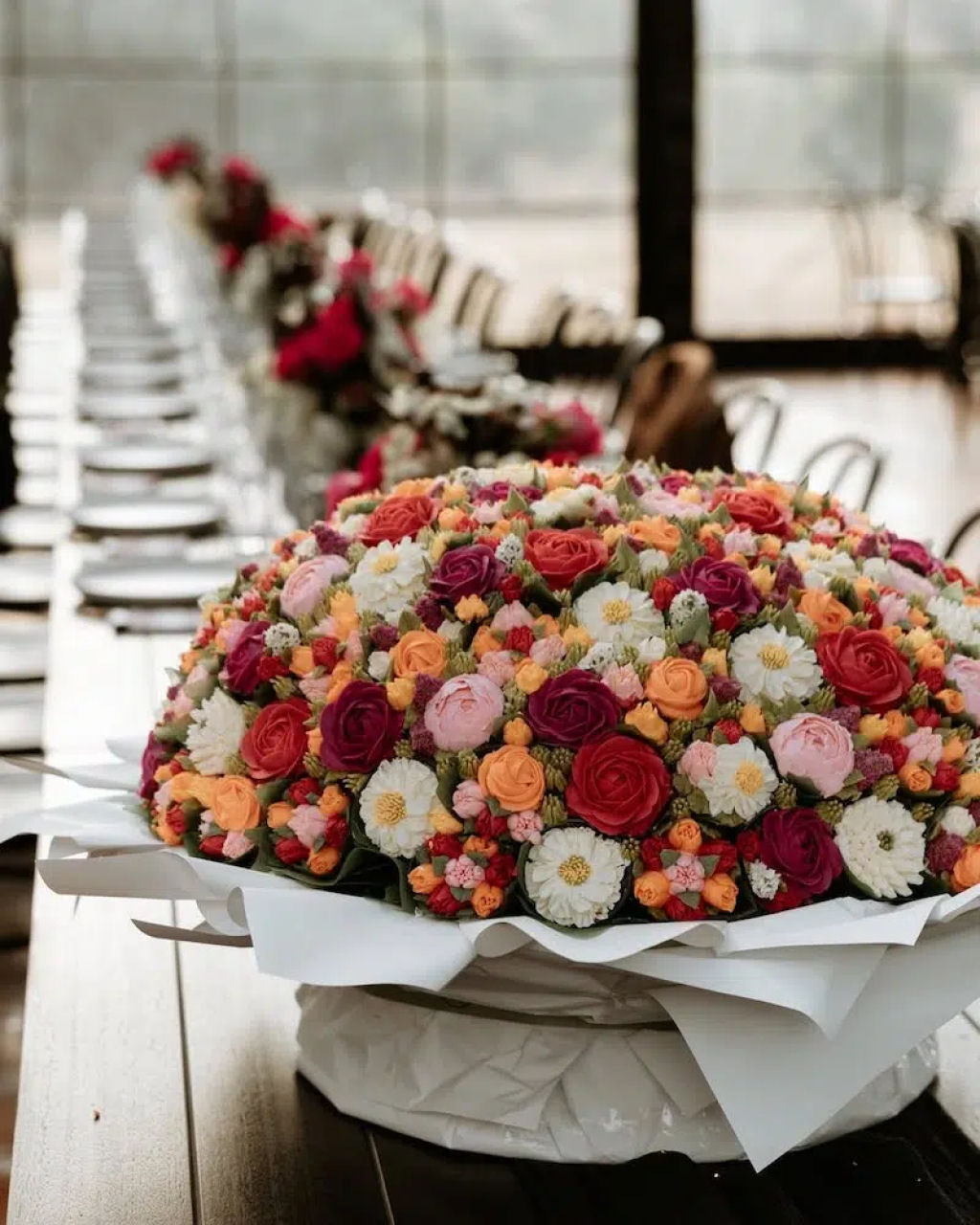 Confeiteira cria buquês de flores comestíveis feitos inteiramente de cupcakes de creme de manteiga