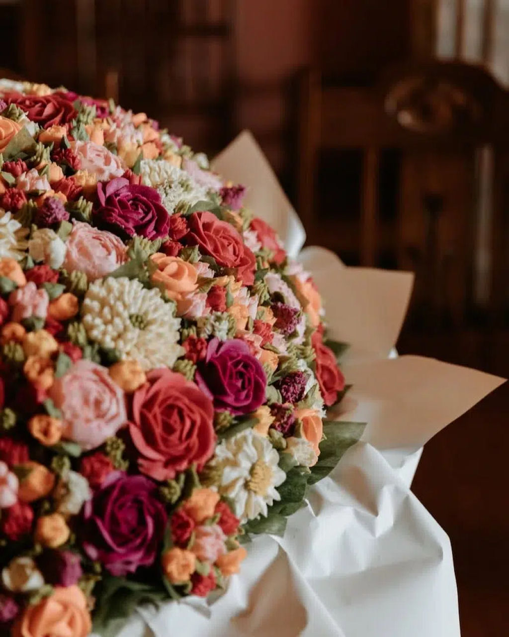 Confeiteira cria buquês de flores comestíveis feitos inteiramente de cupcakes de creme de manteiga