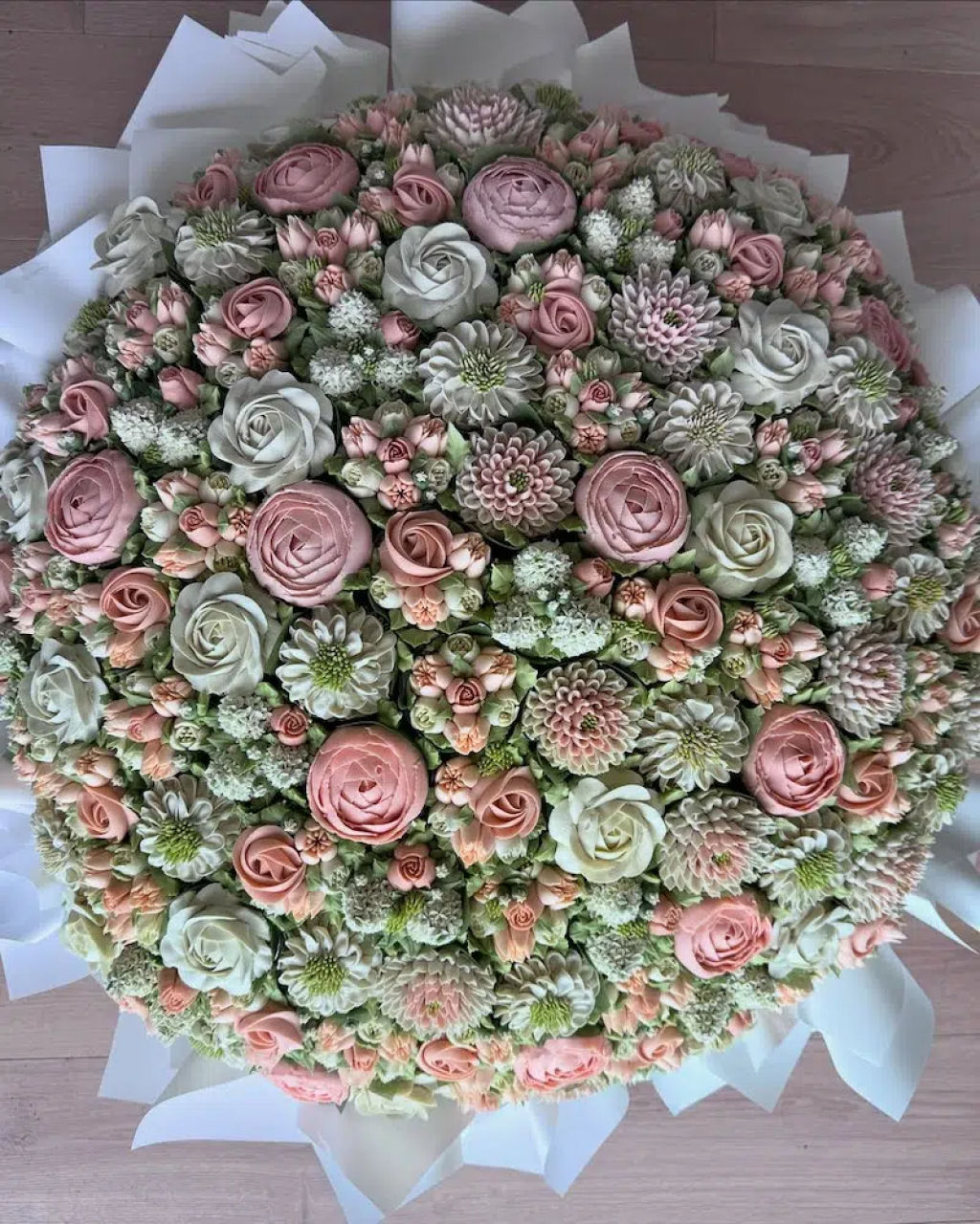 Confeiteira cria buquês de flores comestíveis feitos inteiramente de cupcakes de creme de manteiga