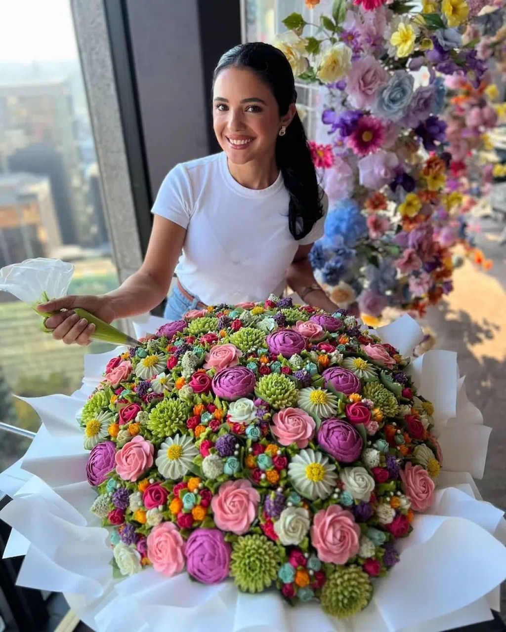 Confeiteira cria buquês de flores comestíveis feitos inteiramente de cupcakes de creme de manteiga