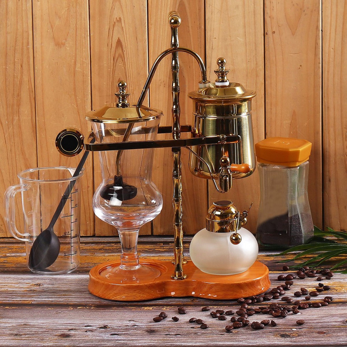 Cafeteira do século 19 em ação é a forma mais requintada de preparar um café