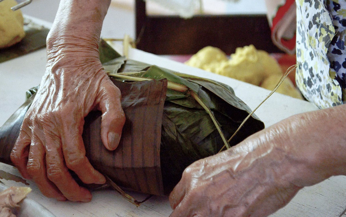 Chef maia preserva uma das formas mais antigas de preparar leito assado