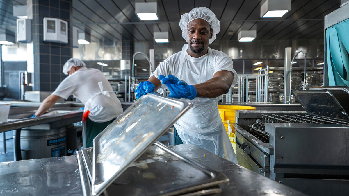 Por dentro da cozinha da prisão de Rikers Island