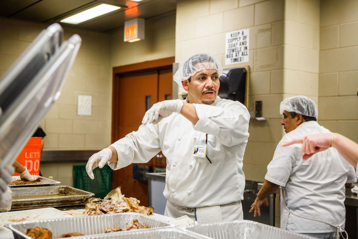 Por dentro da cozinha da prisão de Rikers Island