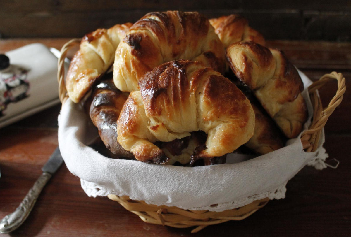 Como os croissants amanteigados são feitos na França