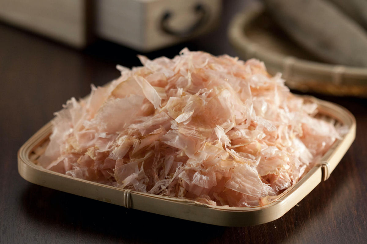 Como  preparado o katsuobushi, o tradicional peixe defumado japons