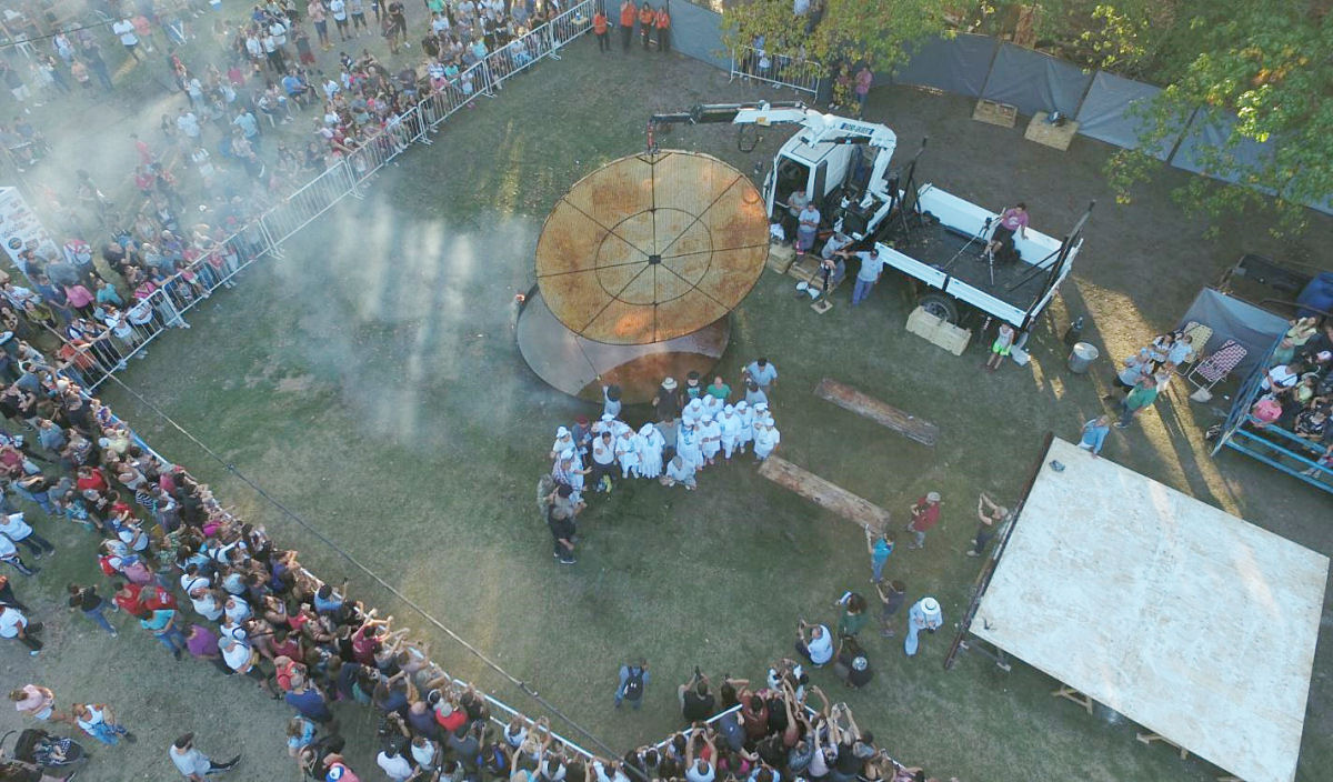 Festival argentino prepara o maior bolo frito do mundo com 5 metros de dimetro
