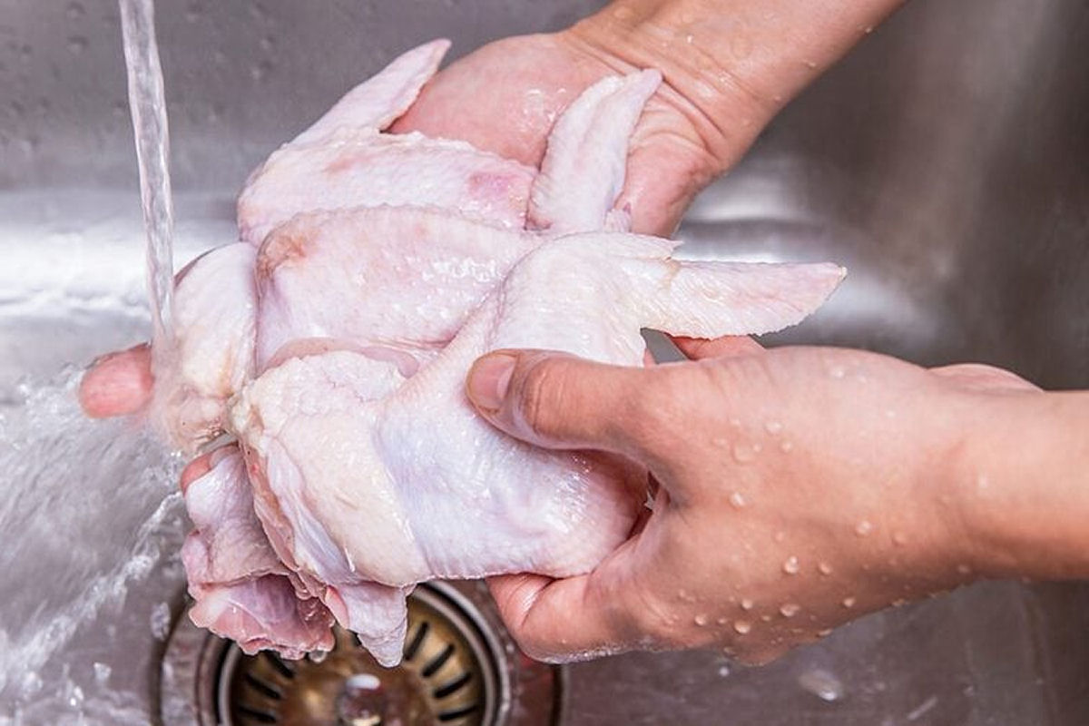 Lavar a carne de frango antes da cocção é um mito culinário perigoso que as pessoas ainda acreditam