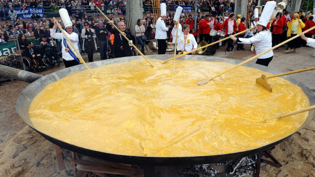 A maior omelete do mundo  feita com 15.000 ovos