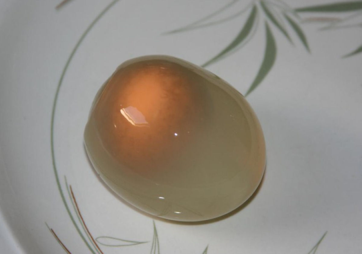A clara dos ovos de pinguim cozidos so transparentes, caso voc esteja se perguntando