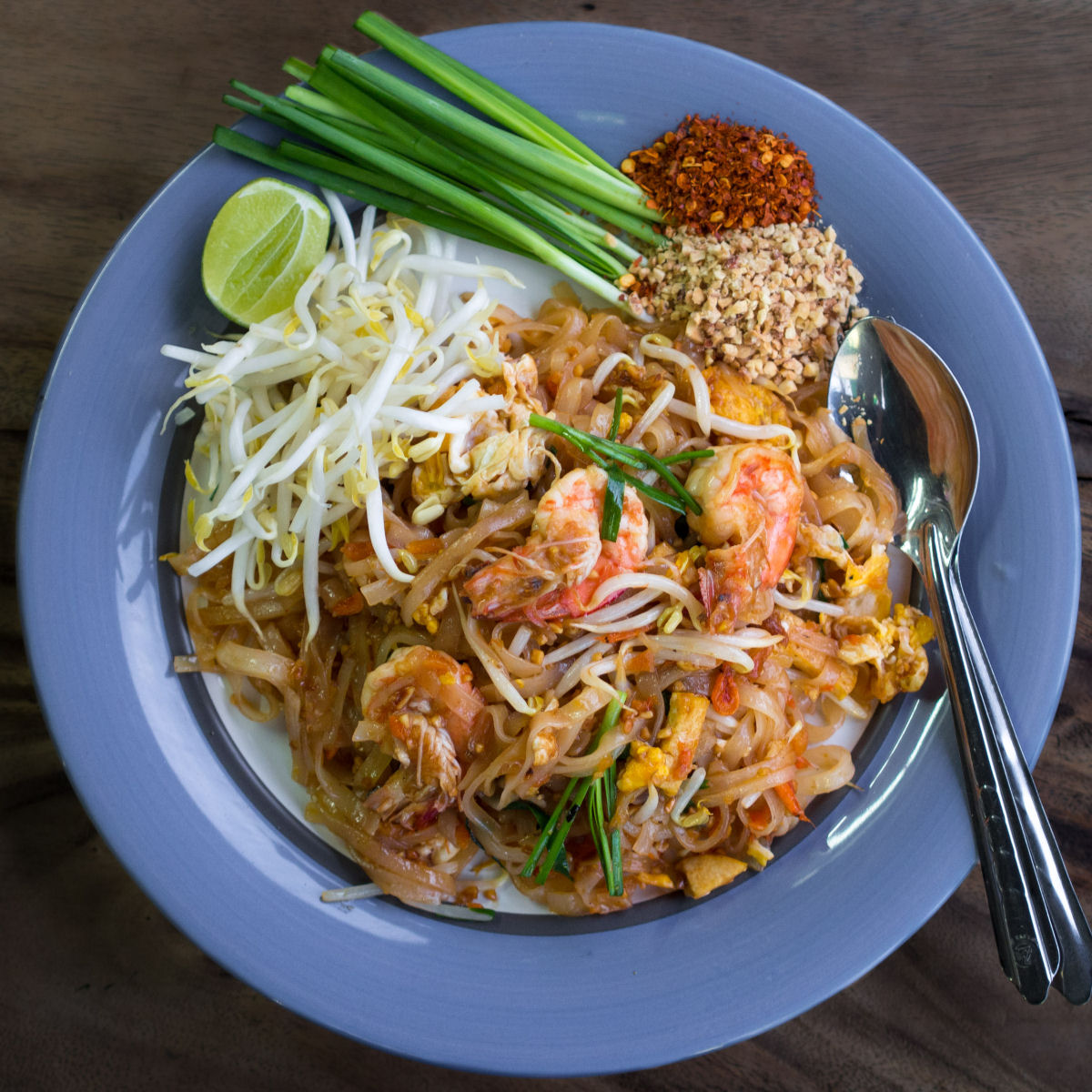 Deleite-se com esta vendedora de comida de rua fazendo um prato tradicional tailands