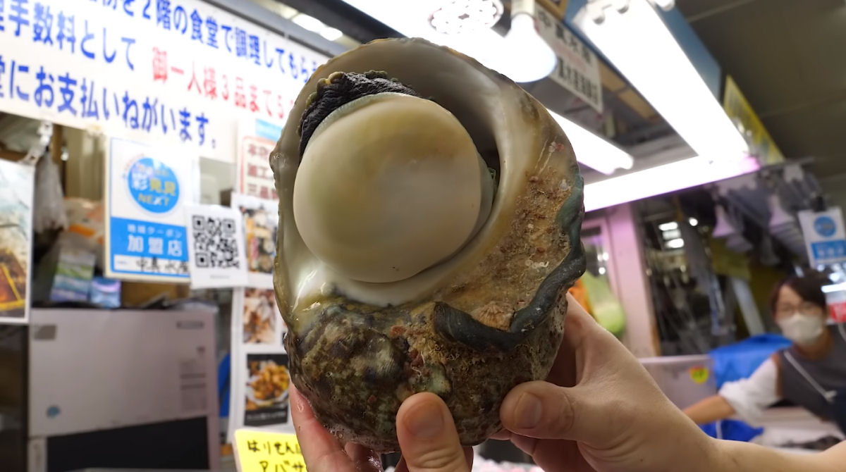 Vdeo satisfatrio mostra peixaria preparando frutos-do-mar frescos em Okinawa, Japo