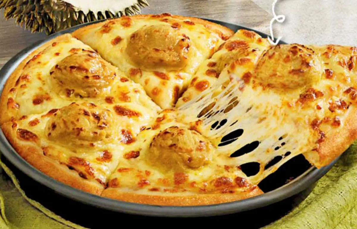 A pizza que faz sucesso na China é com uma fruta com cheiro de ovo podre e esgoto