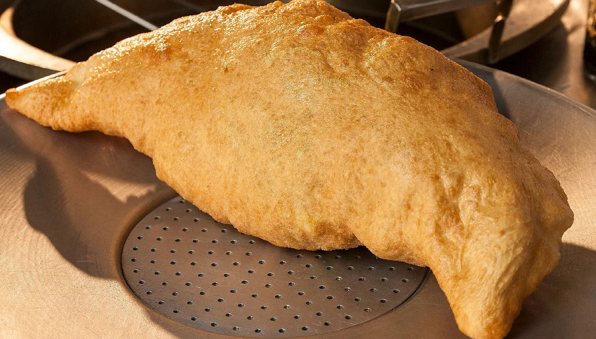 Pizza-frita pode soar a algo estranho, mas você pode já estar habituado com ela